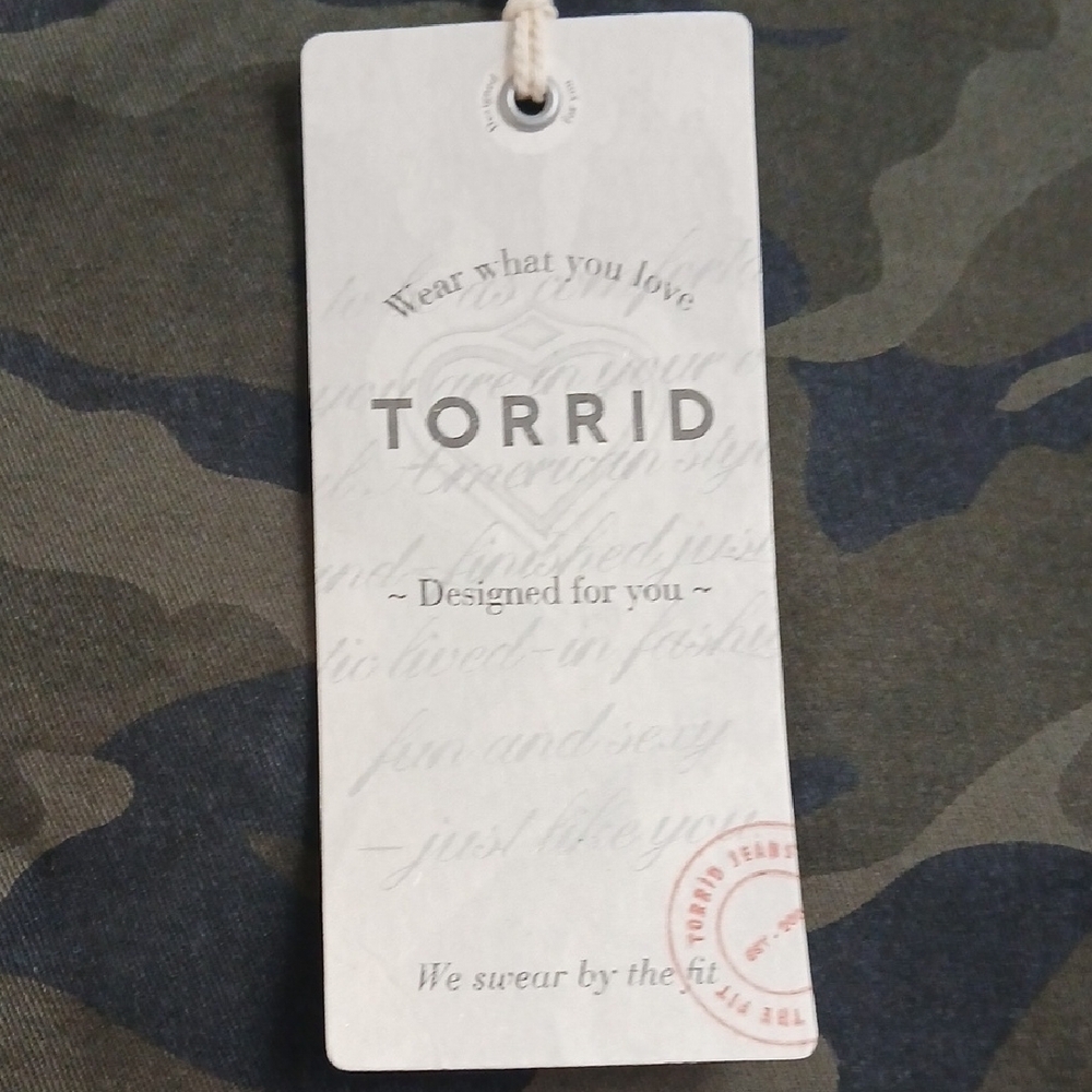 Torrid Camouflage Print Cropped Pants Size 12 Cotton/Spandex Blend - Picture 4 of 16